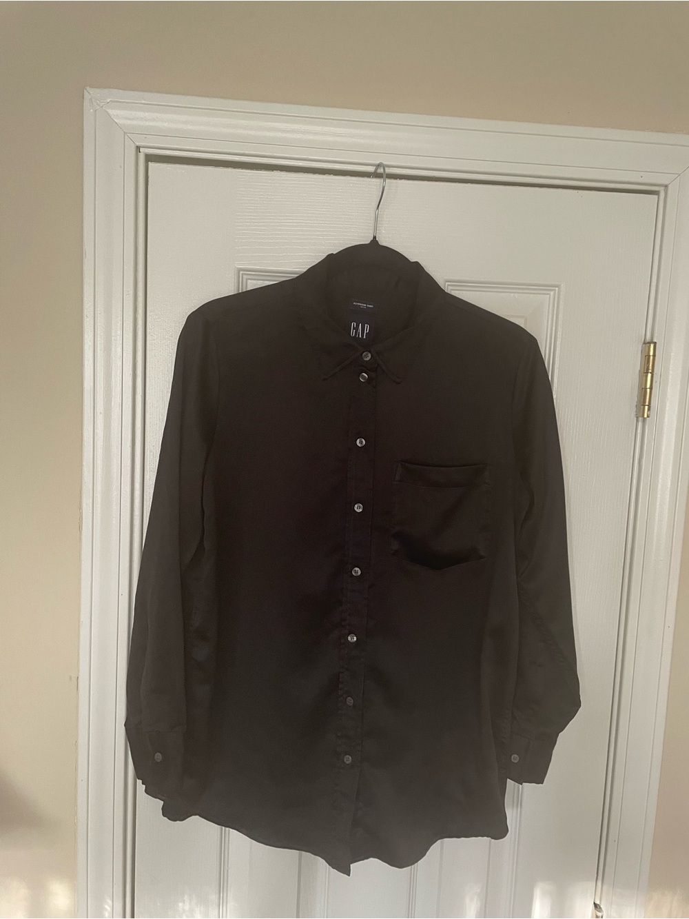 GAP Women’s Black Long-Sleeve Button-Down Satin Shirt